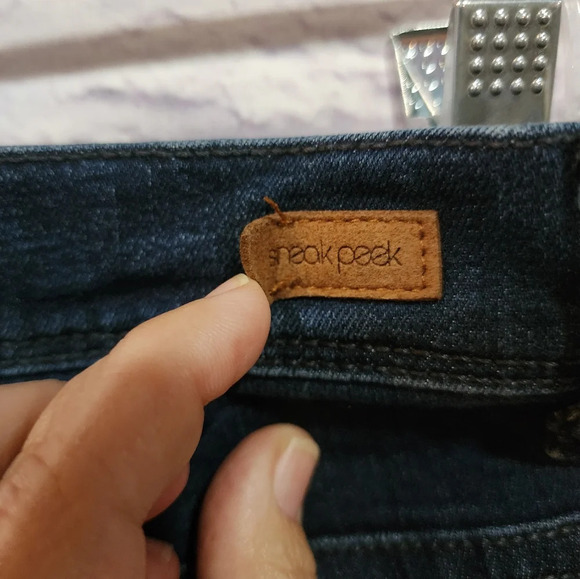 Sneak Peak distressed jeans with peek a boo patchwork detailing Size 9 - Picture 10 of 10